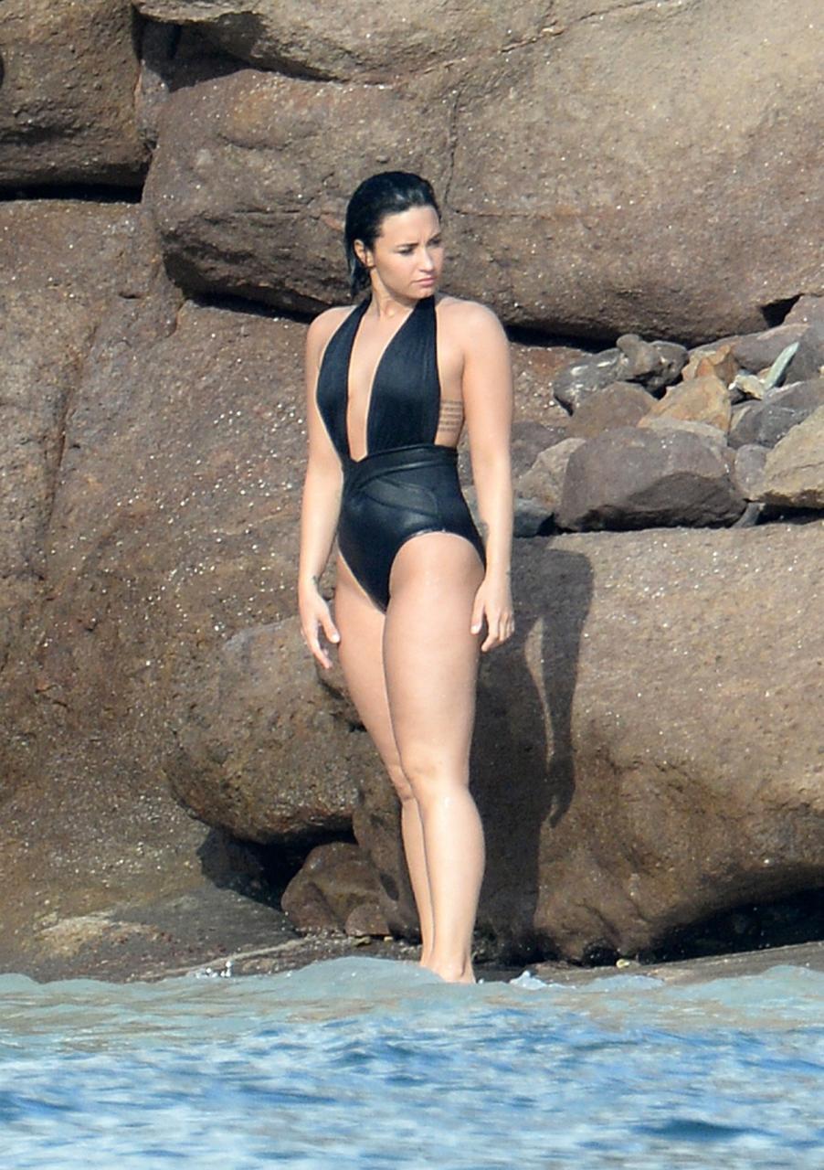Demi Lovato ʙικιɴι PH๏τos: Their Best Swimsuit Pictures