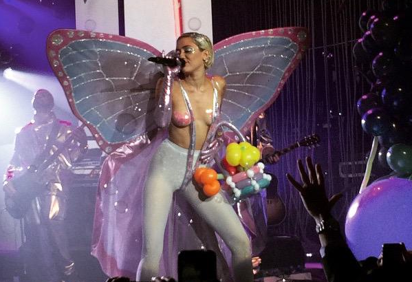 Miley Cyrus performed a cover of Khia's raunchy hit, "My Neck, My Back," last night: | Complex Music | Scoopnest