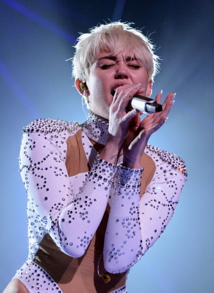 Miley kicks off Bangerz Tour In Vancouver! (Megapost)