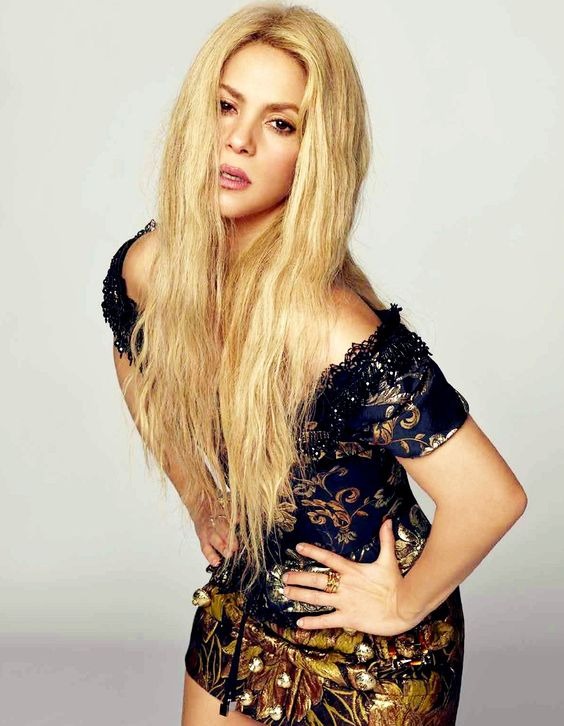 Shakira flaunts her toned legs in sexy black ensemble
